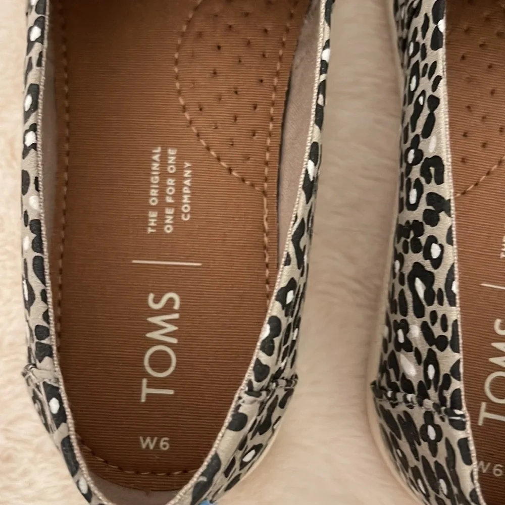 TOMS. Size 6. Color Oxford Tan Cheepard (black,white &Tan ) - Picture 3 of 8
